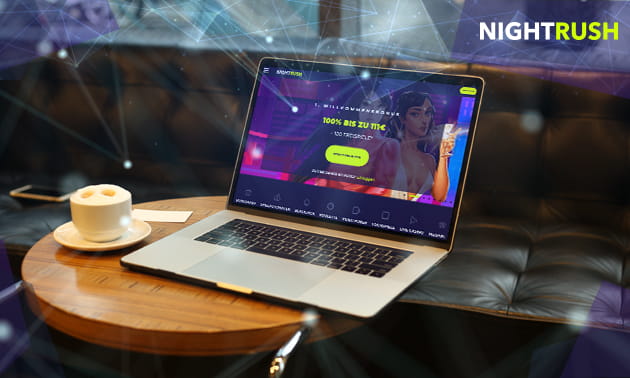  Das NightRush Casino dargestellt auf einem Laptop in einem Cafe.