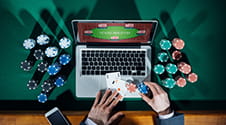 Ein Mann spielt Online Blackjack am Laptop.