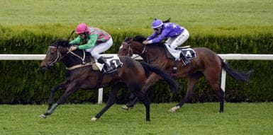 Zwei Jockeys im Wettkampf auf der Rennstrecke